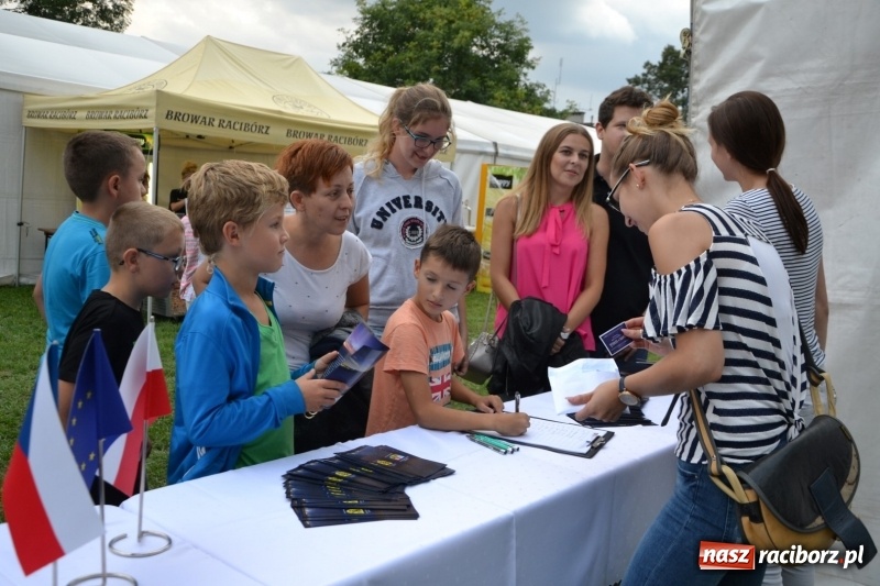 Zdjęcie w galerii na portalu naszraciborz.pl: Piknik pod gwiazdami przy zamku w Tworkowie wiadomości z regionu