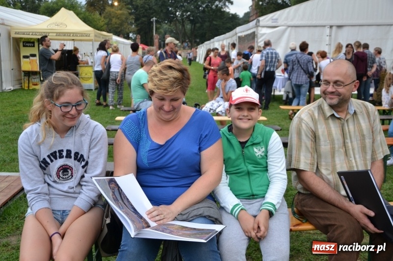 Zdjęcie w galerii na portalu naszraciborz.pl: Piknik pod gwiazdami przy zamku w Tworkowie wiadomości z regionu