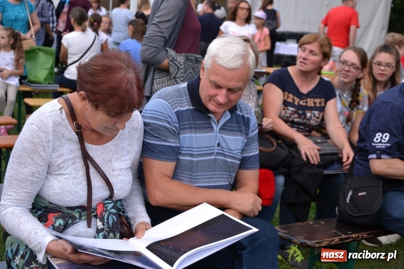 Zdjęcie w galerii na portalu naszraciborz.pl: Piknik pod gwiazdami przy zamku w Tworkowie wiadomości z regionu