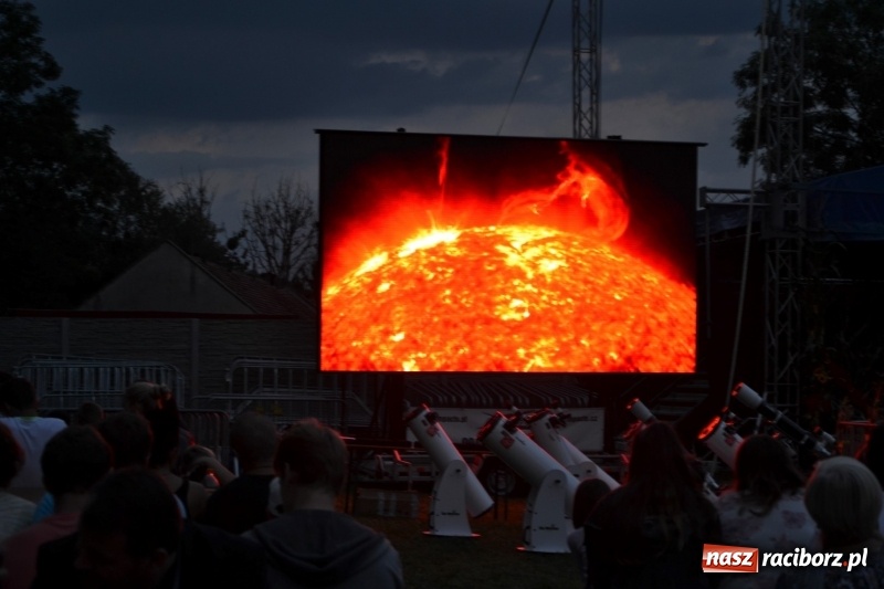 Zdjęcie w galerii na portalu naszraciborz.pl: Piknik pod gwiazdami przy zamku w Tworkowie wiadomości z regionu