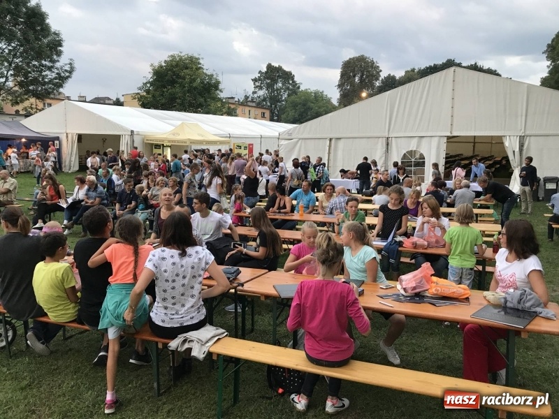 Zdjęcie w galerii na portalu naszraciborz.pl: Piknik pod gwiazdami przy zamku w Tworkowie wiadomości z regionu