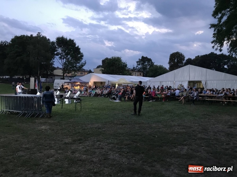 Zdjęcie w galerii na portalu naszraciborz.pl: Piknik pod gwiazdami przy zamku w Tworkowie wiadomości z regionu
