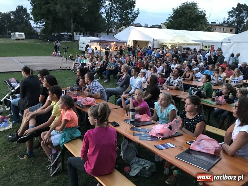 Zdjęcie w galerii na portalu naszraciborz.pl: Piknik pod gwiazdami przy zamku w Tworkowie wiadomości z regionu