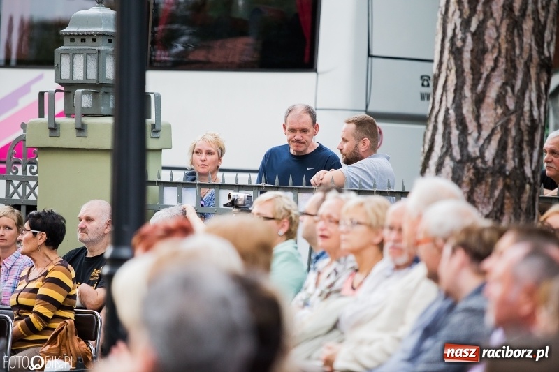 Zdjęcie w galerii na portalu naszraciborz.pl: Teatr Wodzisławskiej Ulicy wystąpił w raciborskiej książnicy wiadomości z regionu