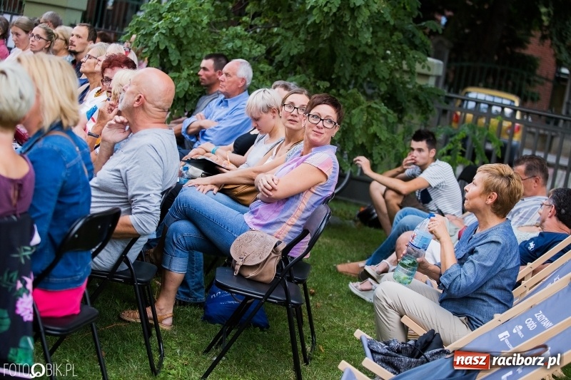 Zdjęcie w galerii na portalu naszraciborz.pl: Teatr Wodzisławskiej Ulicy wystąpił w raciborskiej książnicy wiadomości z regionu
