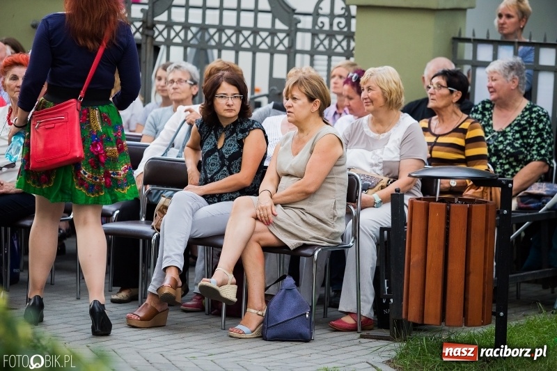 Zdjęcie w galerii na portalu naszraciborz.pl: Teatr Wodzisławskiej Ulicy wystąpił w raciborskiej książnicy wiadomości z regionu