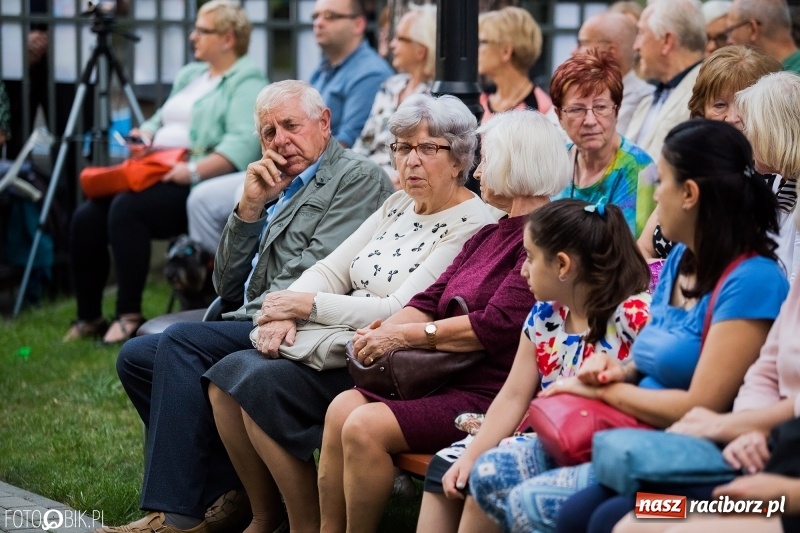 Zdjęcie w galerii na portalu naszraciborz.pl: Teatr Wodzisławskiej Ulicy wystąpił w raciborskiej książnicy wiadomości z regionu