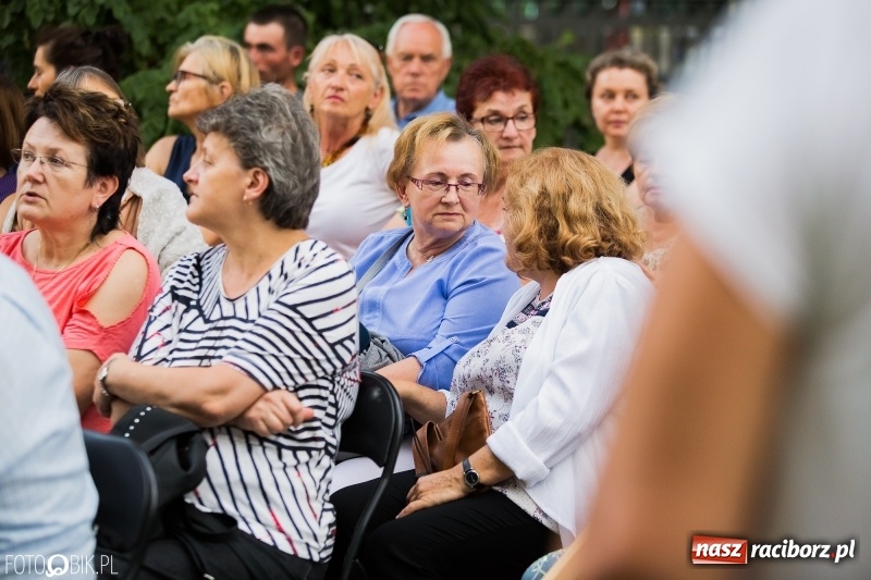 Zdjęcie w galerii na portalu naszraciborz.pl: Teatr Wodzisławskiej Ulicy wystąpił w raciborskiej książnicy wiadomości z regionu