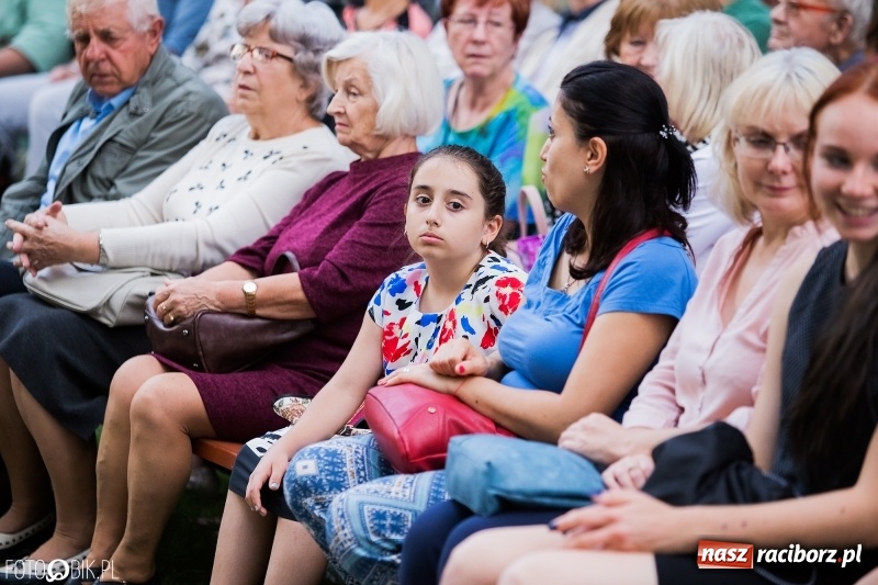 Zdjęcie w galerii na portalu naszraciborz.pl: Teatr Wodzisławskiej Ulicy wystąpił w raciborskiej książnicy wiadomości z regionu