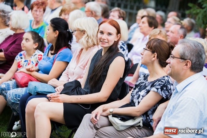 Zdjęcie w galerii na portalu naszraciborz.pl: Teatr Wodzisławskiej Ulicy wystąpił w raciborskiej książnicy wiadomości z regionu