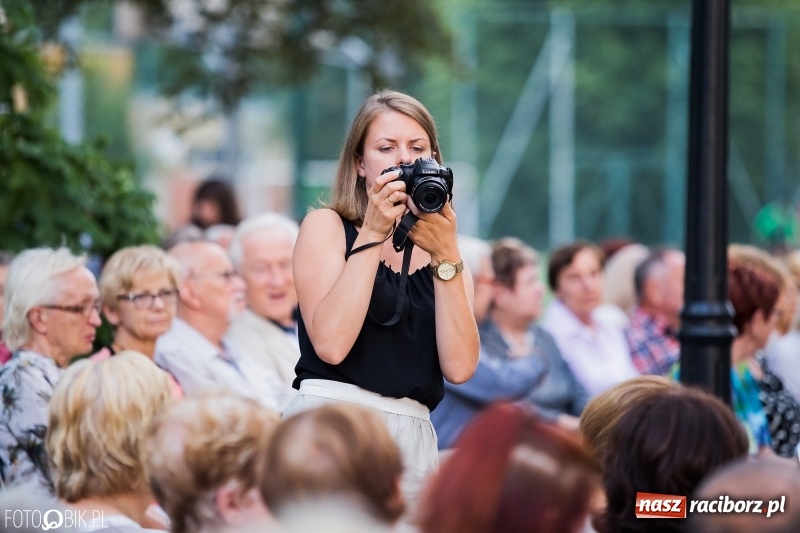 Zdjęcie w galerii na portalu naszraciborz.pl: Teatr Wodzisławskiej Ulicy wystąpił w raciborskiej książnicy wiadomości z regionu