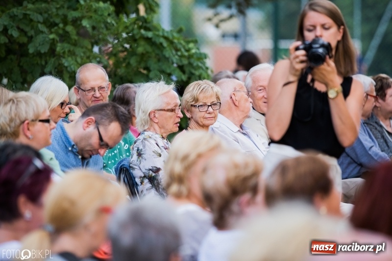 Zdjęcie w galerii na portalu naszraciborz.pl: Teatr Wodzisławskiej Ulicy wystąpił w raciborskiej książnicy wiadomości z regionu