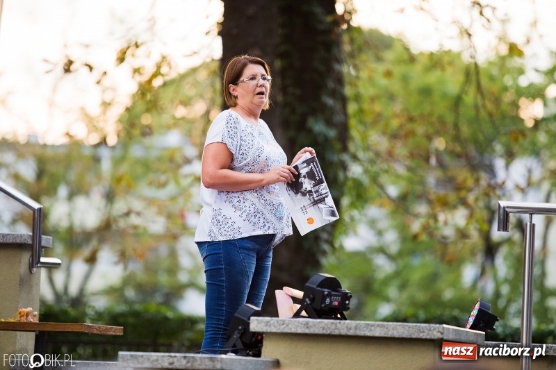 Zdjęcie w galerii na portalu naszraciborz.pl: Teatr Wodzisławskiej Ulicy wystąpił w raciborskiej książnicy wiadomości z regionu