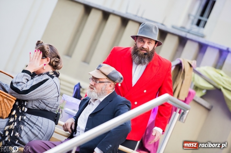 Zdjęcie w galerii na portalu naszraciborz.pl: Teatr Wodzisławskiej Ulicy wystąpił w raciborskiej książnicy wiadomości z regionu