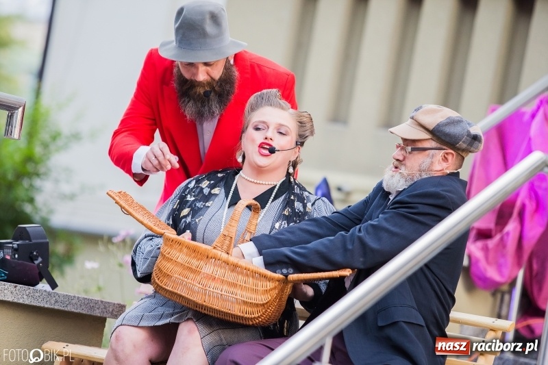 Zdjęcie w galerii na portalu naszraciborz.pl: Teatr Wodzisławskiej Ulicy wystąpił w raciborskiej książnicy wiadomości z regionu