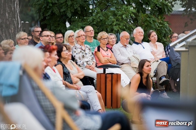 Zdjęcie w galerii na portalu naszraciborz.pl: Teatr Wodzisławskiej Ulicy wystąpił w raciborskiej książnicy wiadomości z regionu
