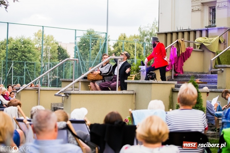 Zdjęcie w galerii na portalu naszraciborz.pl: Teatr Wodzisławskiej Ulicy wystąpił w raciborskiej książnicy wiadomości z regionu