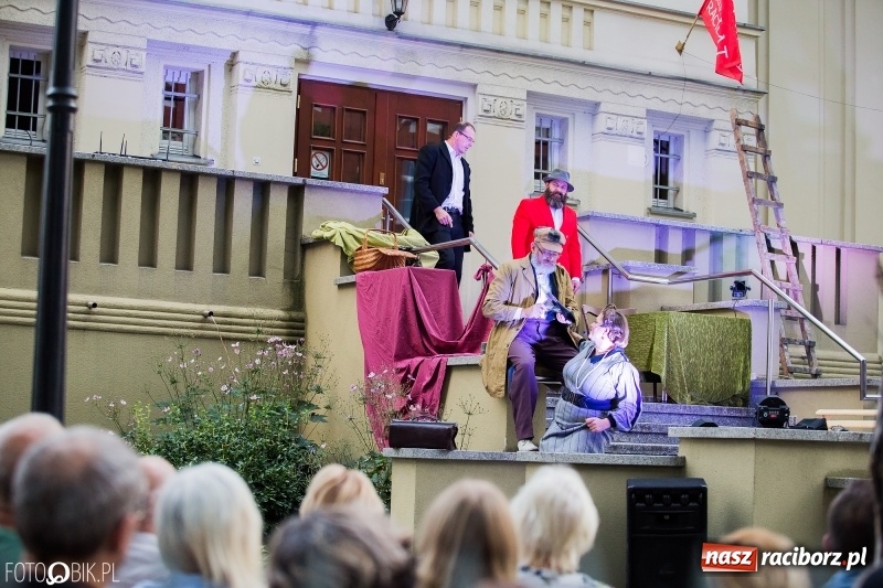 Zdjęcie w galerii na portalu naszraciborz.pl: Teatr Wodzisławskiej Ulicy wystąpił w raciborskiej książnicy wiadomości z regionu