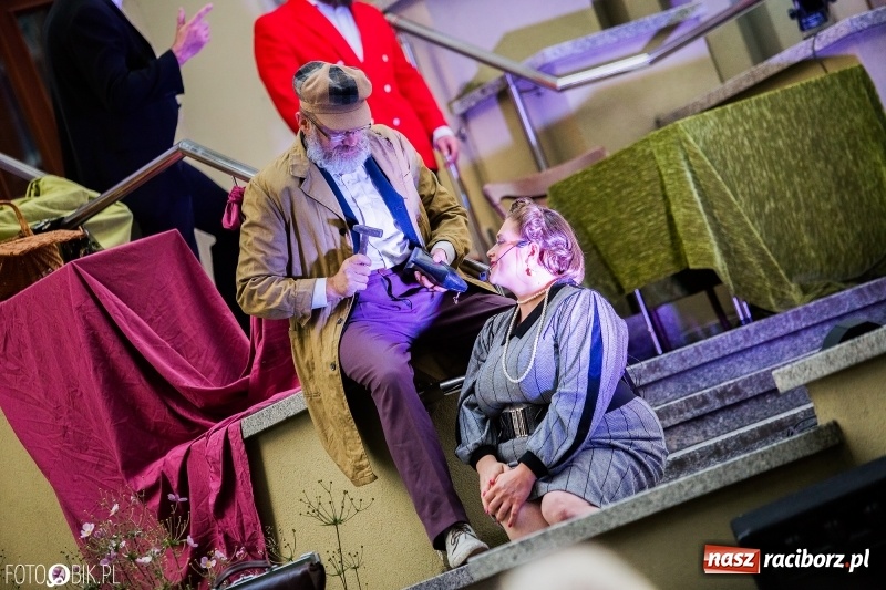 Zdjęcie w galerii na portalu naszraciborz.pl: Teatr Wodzisławskiej Ulicy wystąpił w raciborskiej książnicy wiadomości z regionu