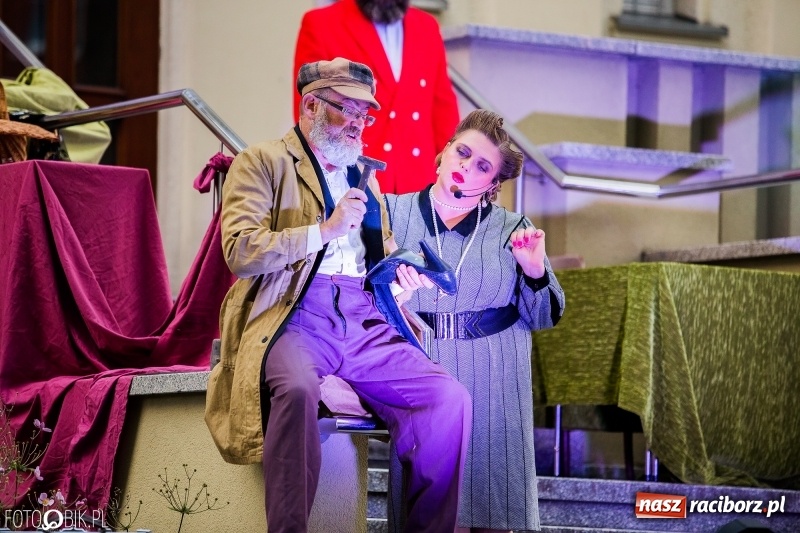 Zdjęcie w galerii na portalu naszraciborz.pl: Teatr Wodzisławskiej Ulicy wystąpił w raciborskiej książnicy wiadomości z regionu
