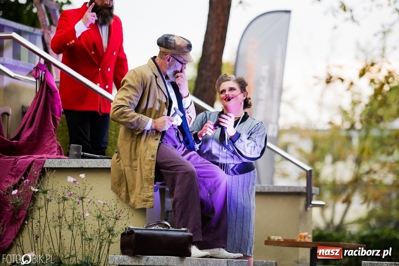 Zdjęcie w galerii na portalu naszraciborz.pl: Teatr Wodzisławskiej Ulicy wystąpił w raciborskiej książnicy wiadomości z regionu