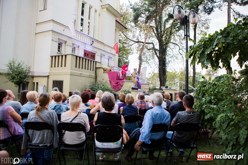 Zdjęcie w galerii na portalu naszraciborz.pl: Teatr Wodzisławskiej Ulicy wystąpił w raciborskiej książnicy wiadomości z regionu