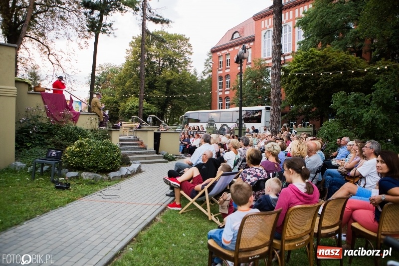 Zdjęcie w galerii na portalu naszraciborz.pl: Teatr Wodzisławskiej Ulicy wystąpił w raciborskiej książnicy wiadomości z regionu