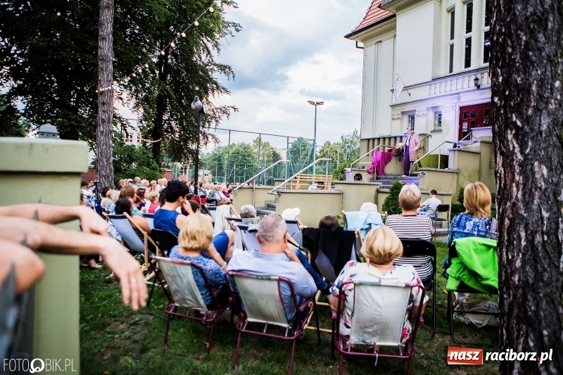 Zdjęcie w galerii na portalu naszraciborz.pl: Teatr Wodzisławskiej Ulicy wystąpił w raciborskiej książnicy wiadomości z regionu