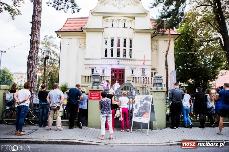 Zdjęcie w galerii na portalu naszraciborz.pl: Teatr Wodzisławskiej Ulicy wystąpił w raciborskiej książnicy wiadomości z regionu