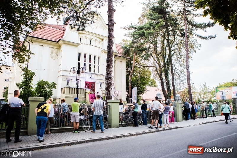 Zdjęcie w galerii na portalu naszraciborz.pl: Teatr Wodzisławskiej Ulicy wystąpił w raciborskiej książnicy wiadomości z regionu