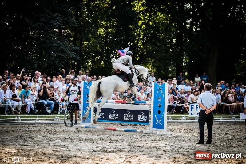 Zdjęcie w galerii na portalu naszraciborz.pl: Plejada gwiazd zjechała do Zakrzowa na XX Jeździeckie Mistrzostwa Gwiazd - Art Cup wiadomości z regionu