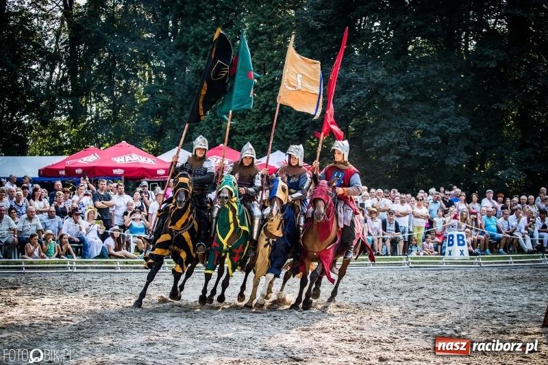 Zdjęcie w galerii na portalu naszraciborz.pl: Plejada gwiazd zjechała do Zakrzowa na XX Jeździeckie Mistrzostwa Gwiazd - Art Cup wiadomości z regionu