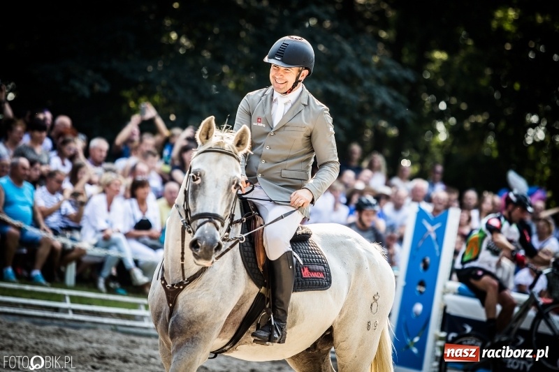 Zdjęcie w galerii na portalu naszraciborz.pl: Plejada gwiazd zjechała do Zakrzowa na XX Jeździeckie Mistrzostwa Gwiazd - Art Cup wiadomości z regionu