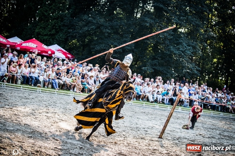 Zdjęcie w galerii na portalu naszraciborz.pl: Plejada gwiazd zjechała do Zakrzowa na XX Jeździeckie Mistrzostwa Gwiazd - Art Cup wiadomości z regionu