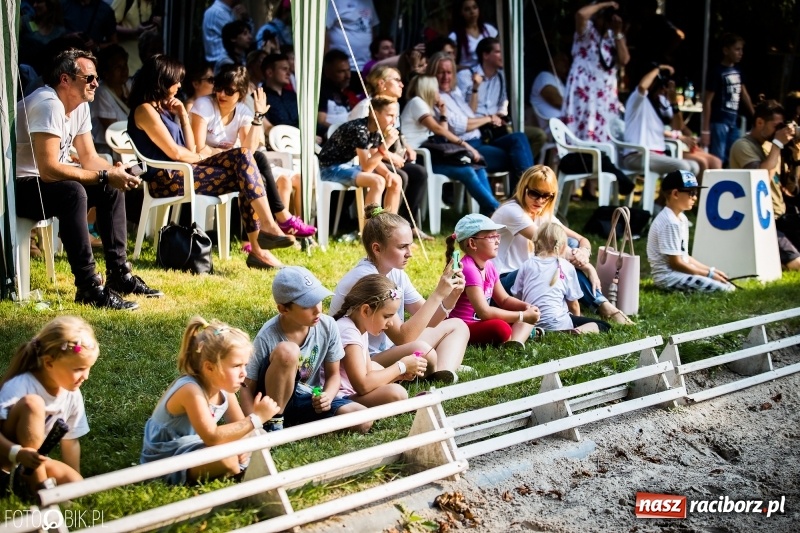 Zdjęcie w galerii na portalu naszraciborz.pl: Plejada gwiazd zjechała do Zakrzowa na XX Jeździeckie Mistrzostwa Gwiazd - Art Cup wiadomości z regionu