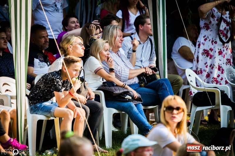 Zdjęcie w galerii na portalu naszraciborz.pl: Plejada gwiazd zjechała do Zakrzowa na XX Jeździeckie Mistrzostwa Gwiazd - Art Cup wiadomości z regionu