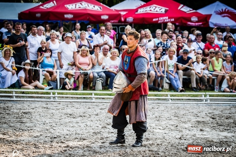 Zdjęcie w galerii na portalu naszraciborz.pl: Plejada gwiazd zjechała do Zakrzowa na XX Jeździeckie Mistrzostwa Gwiazd - Art Cup wiadomości z regionu