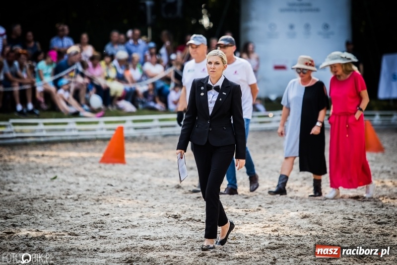 Zdjęcie w galerii na portalu naszraciborz.pl: Plejada gwiazd zjechała do Zakrzowa na XX Jeździeckie Mistrzostwa Gwiazd - Art Cup wiadomości z regionu