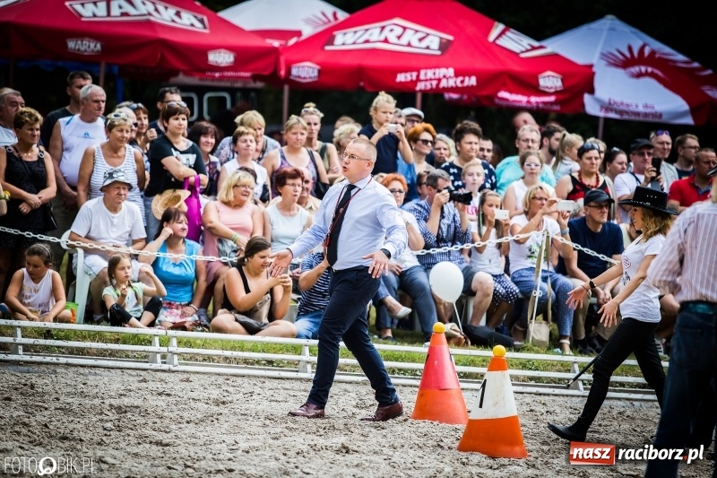 Zdjęcie w galerii na portalu naszraciborz.pl: Plejada gwiazd zjechała do Zakrzowa na XX Jeździeckie Mistrzostwa Gwiazd - Art Cup wiadomości z regionu
