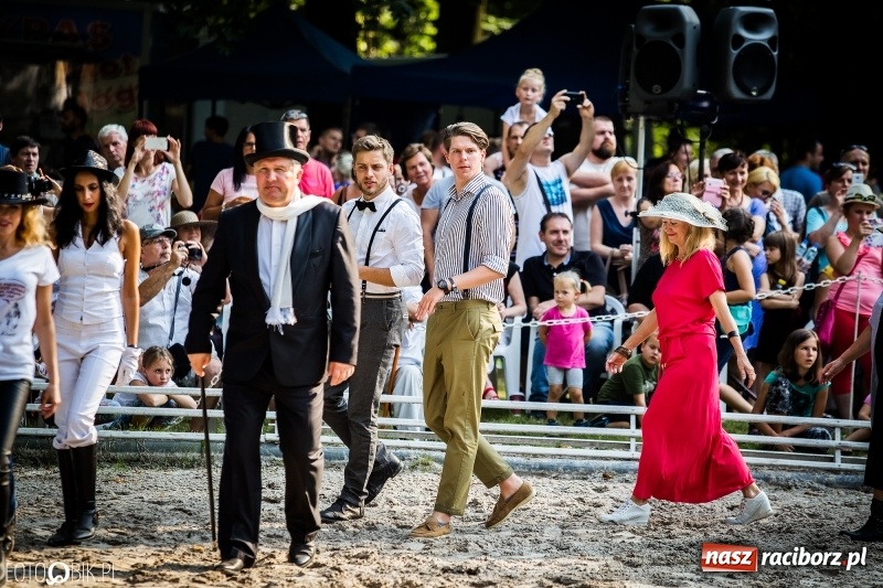 Zdjęcie w galerii na portalu naszraciborz.pl: Plejada gwiazd zjechała do Zakrzowa na XX Jeździeckie Mistrzostwa Gwiazd - Art Cup wiadomości z regionu