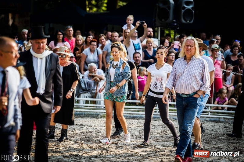 Zdjęcie w galerii na portalu naszraciborz.pl: Plejada gwiazd zjechała do Zakrzowa na XX Jeździeckie Mistrzostwa Gwiazd - Art Cup wiadomości z regionu