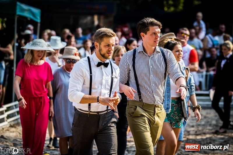 Zdjęcie w galerii na portalu naszraciborz.pl: Plejada gwiazd zjechała do Zakrzowa na XX Jeździeckie Mistrzostwa Gwiazd - Art Cup wiadomości z regionu