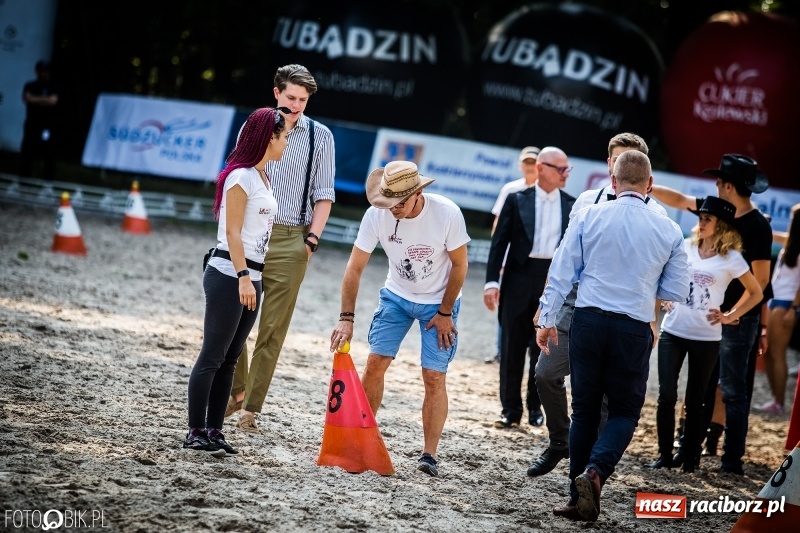 Zdjęcie w galerii na portalu naszraciborz.pl: Plejada gwiazd zjechała do Zakrzowa na XX Jeździeckie Mistrzostwa Gwiazd - Art Cup wiadomości z regionu