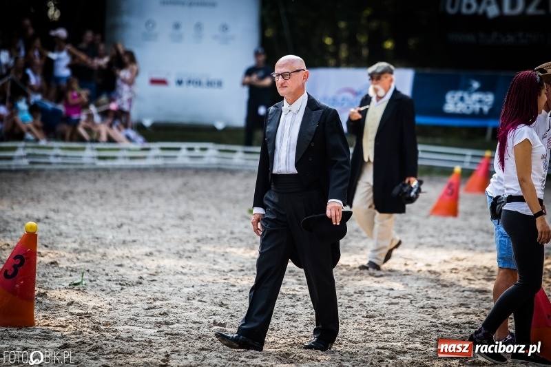 Zdjęcie w galerii na portalu naszraciborz.pl: Plejada gwiazd zjechała do Zakrzowa na XX Jeździeckie Mistrzostwa Gwiazd - Art Cup wiadomości z regionu