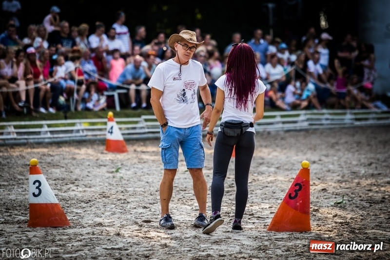 Zdjęcie w galerii na portalu naszraciborz.pl: Plejada gwiazd zjechała do Zakrzowa na XX Jeździeckie Mistrzostwa Gwiazd - Art Cup wiadomości z regionu