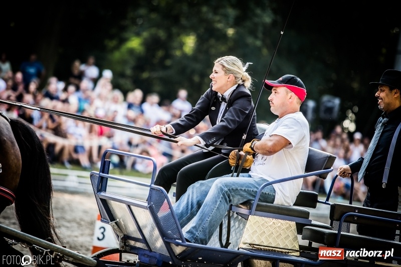 Zdjęcie w galerii na portalu naszraciborz.pl: Plejada gwiazd zjechała do Zakrzowa na XX Jeździeckie Mistrzostwa Gwiazd - Art Cup wiadomości z regionu