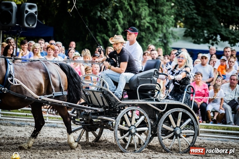 Zdjęcie w galerii na portalu naszraciborz.pl: Plejada gwiazd zjechała do Zakrzowa na XX Jeździeckie Mistrzostwa Gwiazd - Art Cup wiadomości z regionu