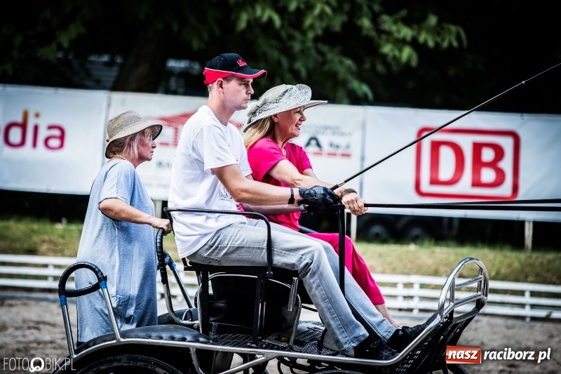 Zdjęcie w galerii na portalu naszraciborz.pl: Plejada gwiazd zjechała do Zakrzowa na XX Jeździeckie Mistrzostwa Gwiazd - Art Cup wiadomości z regionu