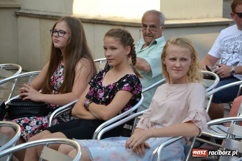 Zdjęcie w galerii na portalu naszraciborz.pl: Piosenki na Zamku czar..., czyli spotkanie muzyczne na Zamku Piastowskim wiadomości z regionu