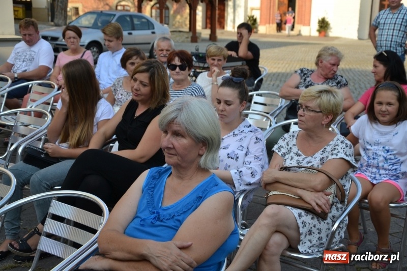 Zdjęcie w galerii na portalu naszraciborz.pl: Piosenki na Zamku czar..., czyli spotkanie muzyczne na Zamku Piastowskim wiadomości z regionu